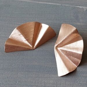 GEOMETRIKUS FÜLBEVALÓ VÖRÖSRÉZBŐL