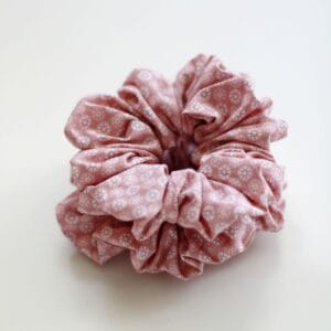 Lazac virágos scrunchie hajgumi