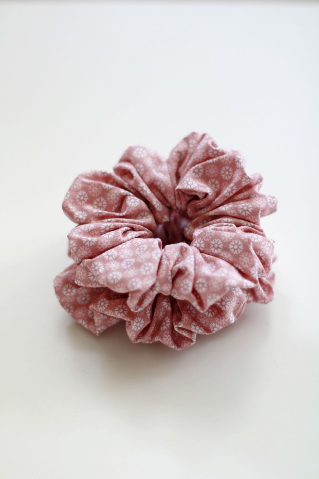 Lazac virágos scrunchie hajgumi