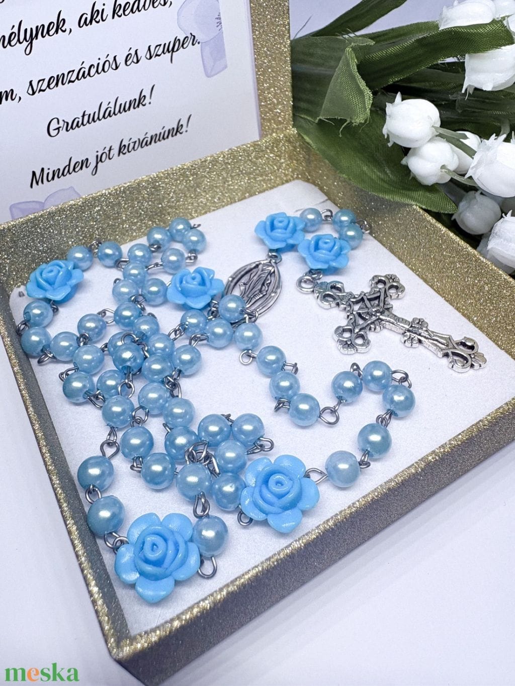 Elegáns Világoskék Rózsafüzér Kék Rózsákkal és Gyöngyökkel-Díszdobozban