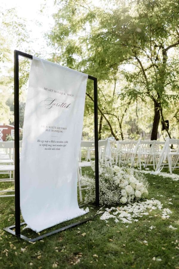 Esküvői lenvászon köszöntő banner – nem tábla, hanem légies textil