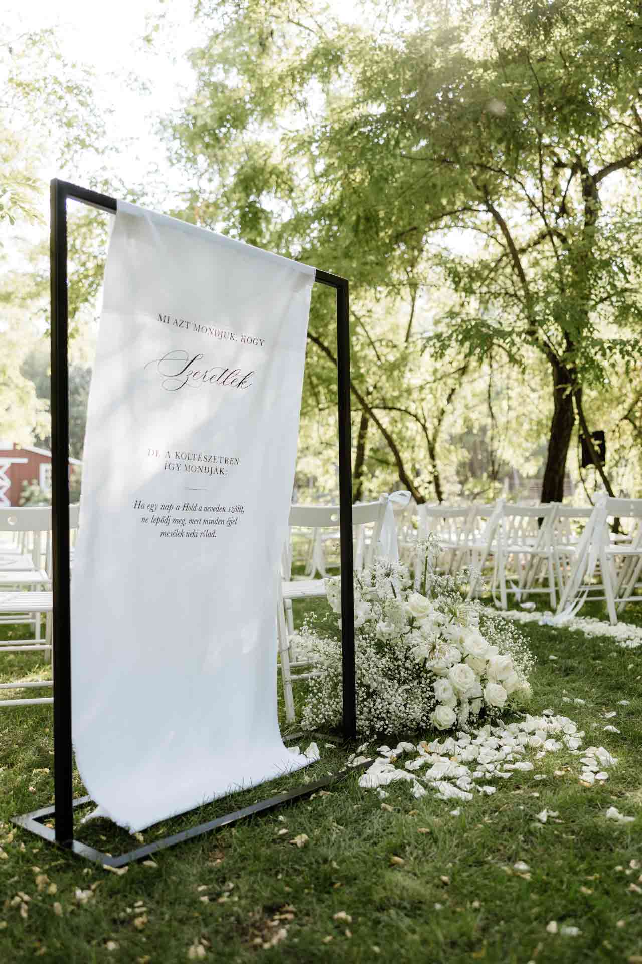 Esküvői lenvászon köszöntő banner – nem tábla, hanem légies textil