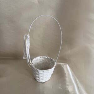 Sziromszóró kosárka koszorúslányoknak, rattan, fehér