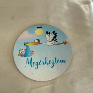 Megérkeztem fiús – dekorációs tábla babaérkezés alkalmából