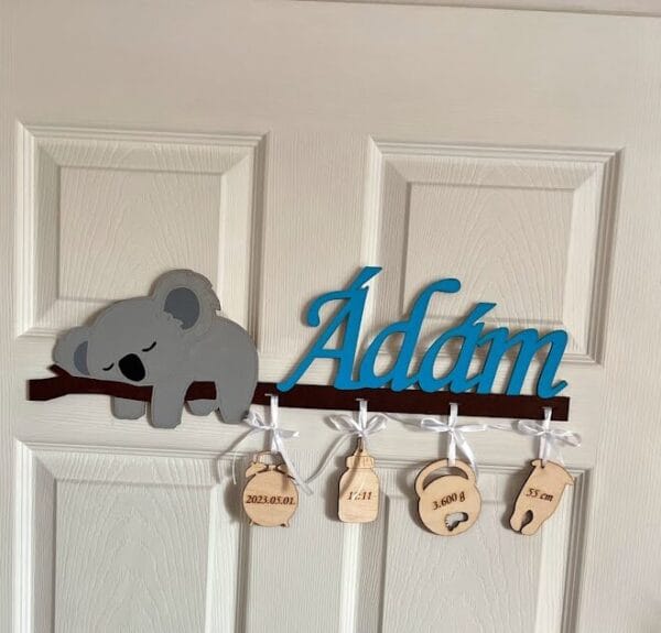 Koala névtábla a baba születési adataival