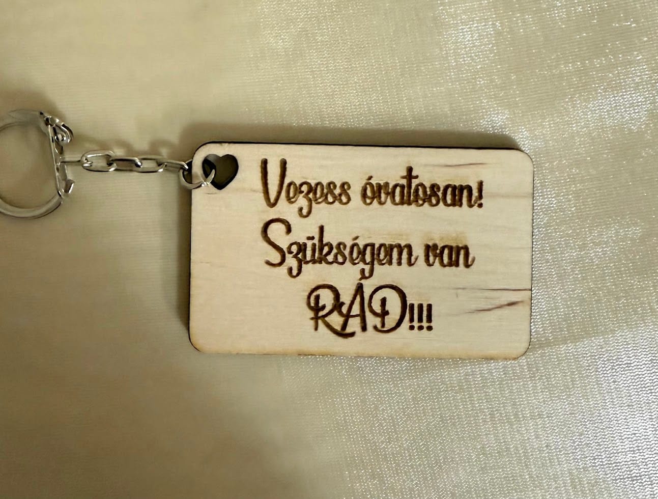 Vicces gravírozott fa kulcstartó – „Szükségem van RÁD!” felirattal, ajándék pároknak és barátoknak