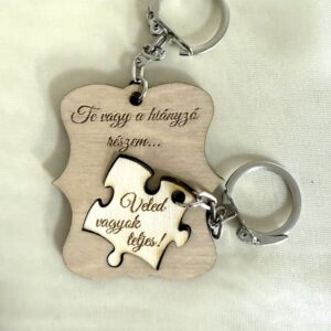 Puzzle páros fa kulcstartó – „Te vagy a hiányzó részem” gravírozással, romantikus ajándék pároknak