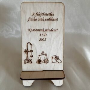 Ballagási ajándék pedagógusoknak – gravírozott fa telefontartó egyedi üzenettel