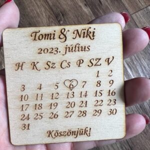 Gravírozott naptáras fa poháralátét / hűtőmágnes – egyedi esküvői köszönőajándék