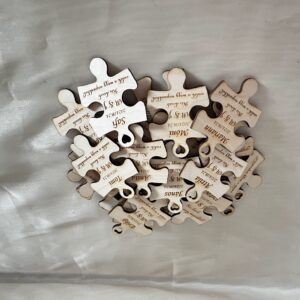 Gravírozott puzzle fa hűtőmágnes – egyedi esküvői köszönőajándék
