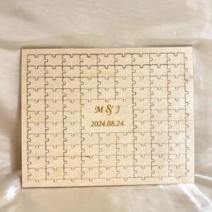 Puzzle esküvői vendégkönyv egyforma darabokkal