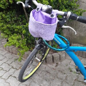 Horgolt kosár lila színben kiságyra és más helyekre