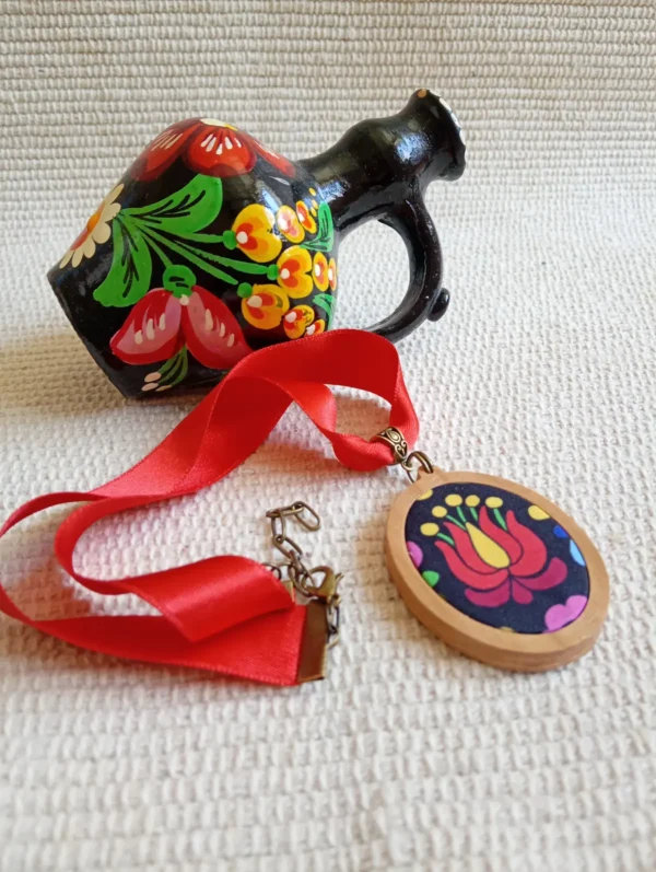 Piros matyós textil nyaklánc faalapban, matyós folklór nyaklánc