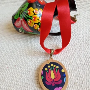 Piros matyós textil nyaklánc faalapban, matyós folklór nyaklánc
