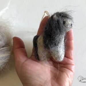 Tűnemezelt aranyos szürke póni, miniatűr lovacska
