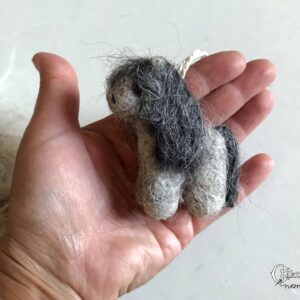 Tűnemezelt aranyos szürke póni, miniatűr lovacska