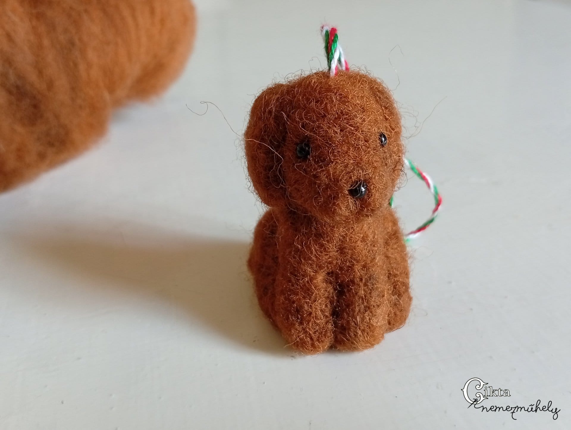 Magyar kutyafajták magyar gyapjúból – nemezelt magyar vizsla – növényi festésű cigája gyapjúból