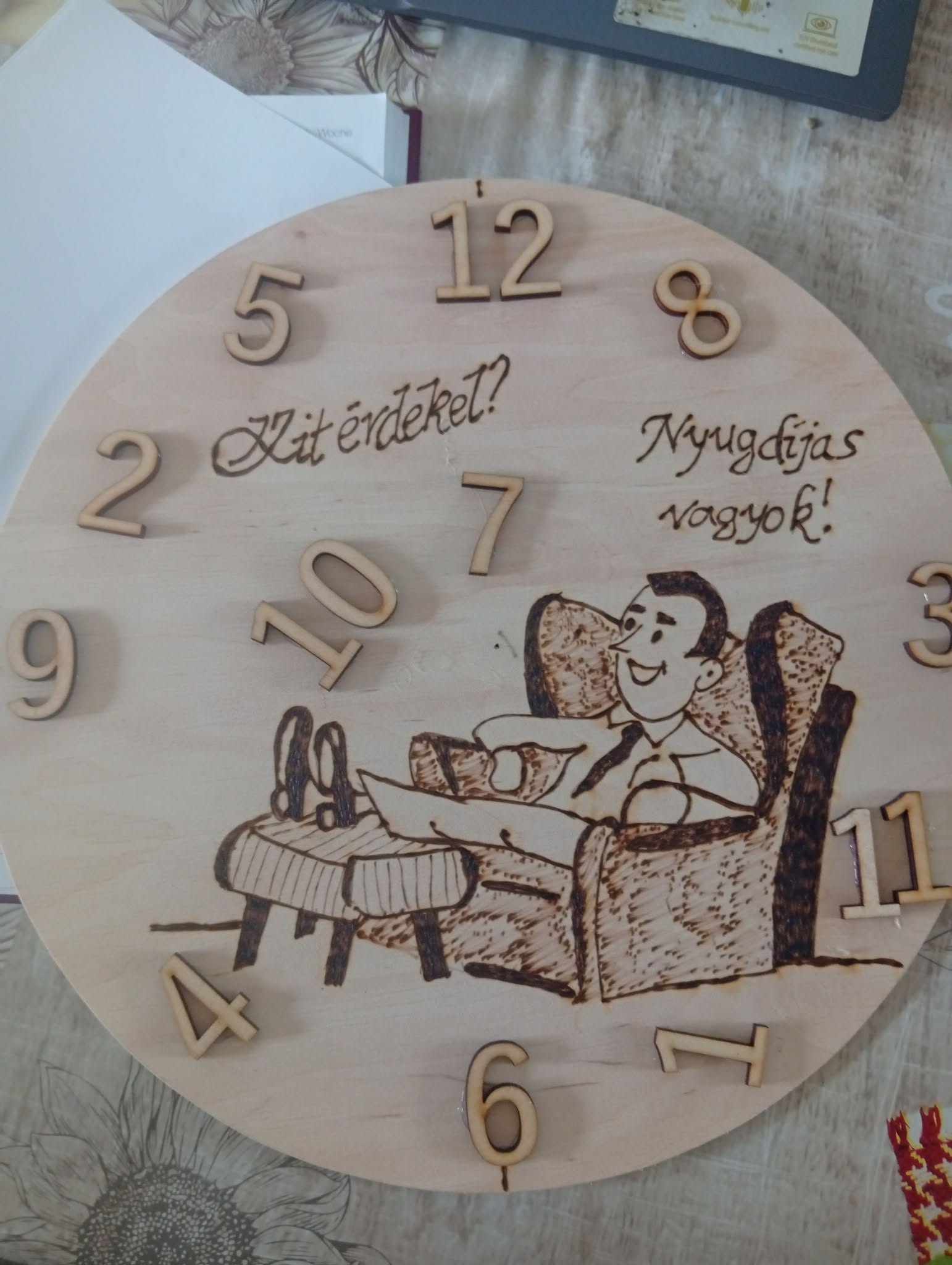 Nyugdíjba vonulásra fali óra