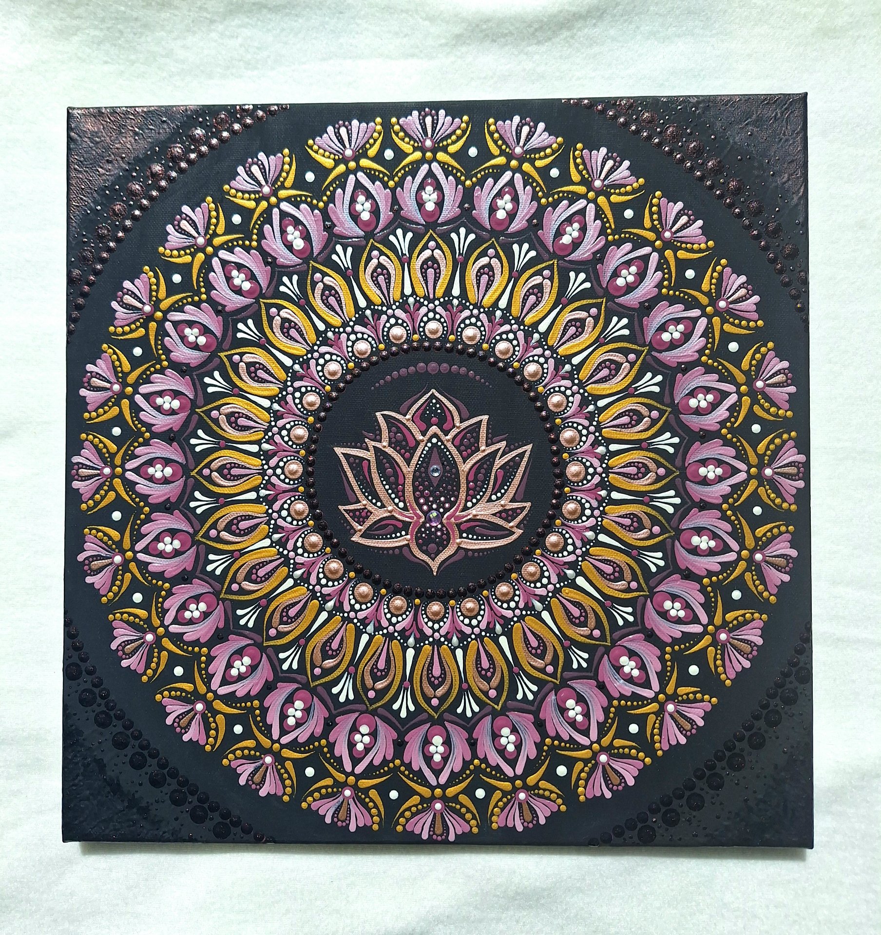 Lótusz egyedi pontozott mandala