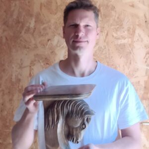 lovas falipolc polc fapolc lovas ruhaakasztó lovaskép fafaragás ló ajándéktárgyak lovasbútor ló bútor lakberendezés