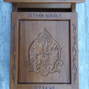 tulipán tulipános postaláda faragott gravírozott levelesláda egyedi postaláda szarvas mintával kézzel faragás trófea kor