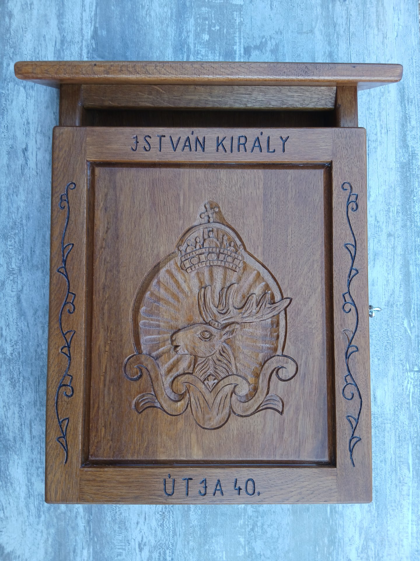 tulipán tulipános postaláda faragott gravírozott levelesláda egyedi postaláda szarvas mintával kézzel faragás trófea kor