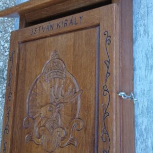 tulipán tulipános postaláda faragott gravírozott levelesláda egyedi postaláda szarvas mintával kézzel faragás trófea kor