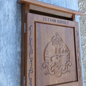 tulipán tulipános postaláda faragott gravírozott levelesláda egyedi postaláda szarvas mintával kézzel faragás trófea kor