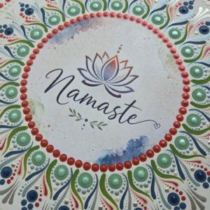 Namaste – kézzel festett pontozott mandala (30×30 cm)