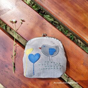 Crossbody táska és fém keretes pénztárca szívvirágos, madaras applikált táskaszett
