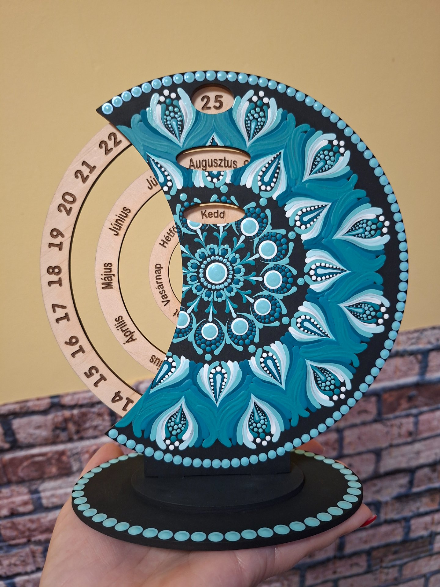 Öröknaptár 21cm türkiz mandala mintával festett fekete alapra, bármilyen felirattal