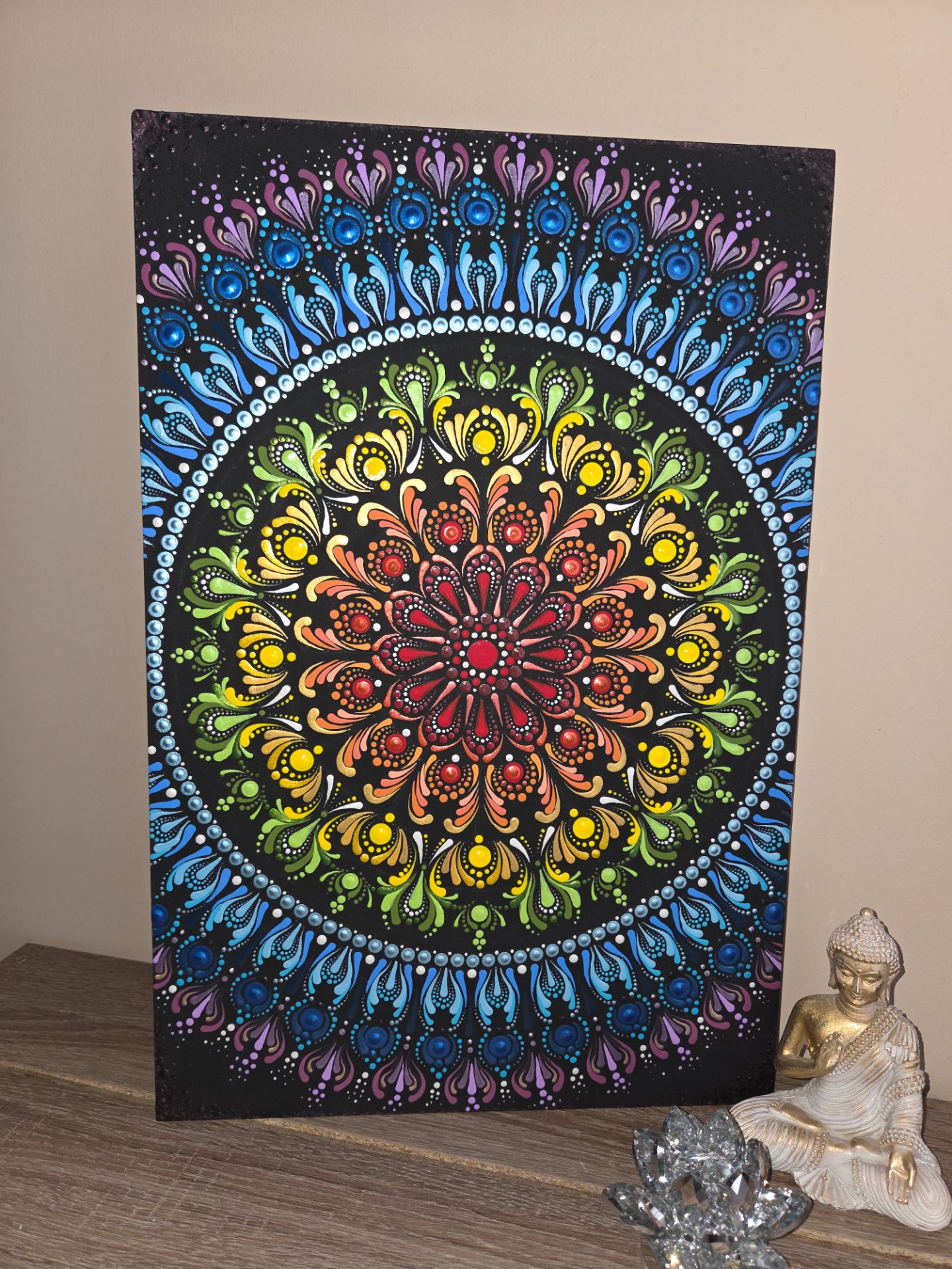 Szivárvány Csakra Mandala – Kézzel festett pontozott mandala 30×50 cm