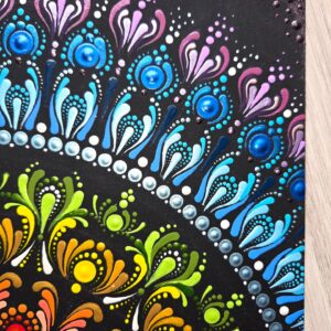 Szivárvány Csakra Mandala – Kézzel festett pontozott mandala 30×50 cm