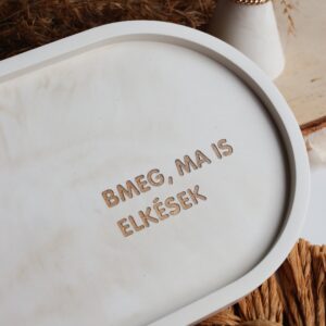 Bmeg, ma is elkések feliratos tálka