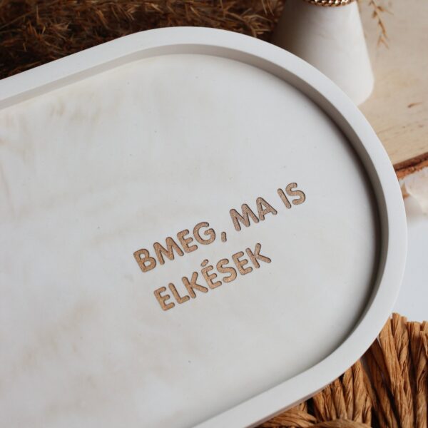 Bmeg, ma is elkések feliratos tálka