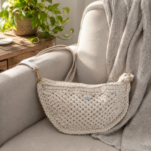 Rózsafény – ekrü makramé crossbody táska rózsakvarccal