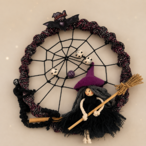 Boszis halloweeni makramé kopogtató – randi a seprűn!