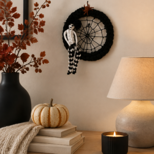 Pókhálós pihenő – kézműves halloweeni ajtó- és falidekoráció