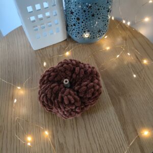 Horgolt tök zseníliafonalból, fa száracskával (10 cm)