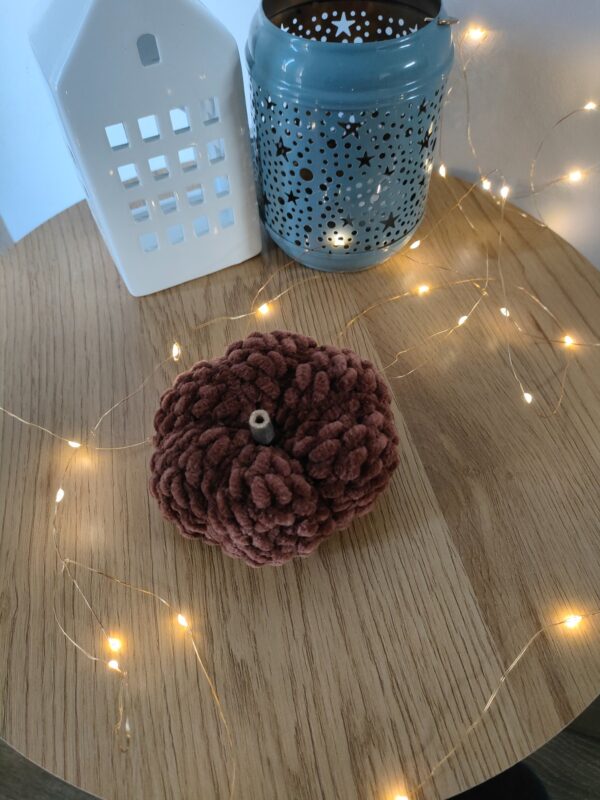 Horgolt tök zseníliafonalból, fa száracskával (10 cm)