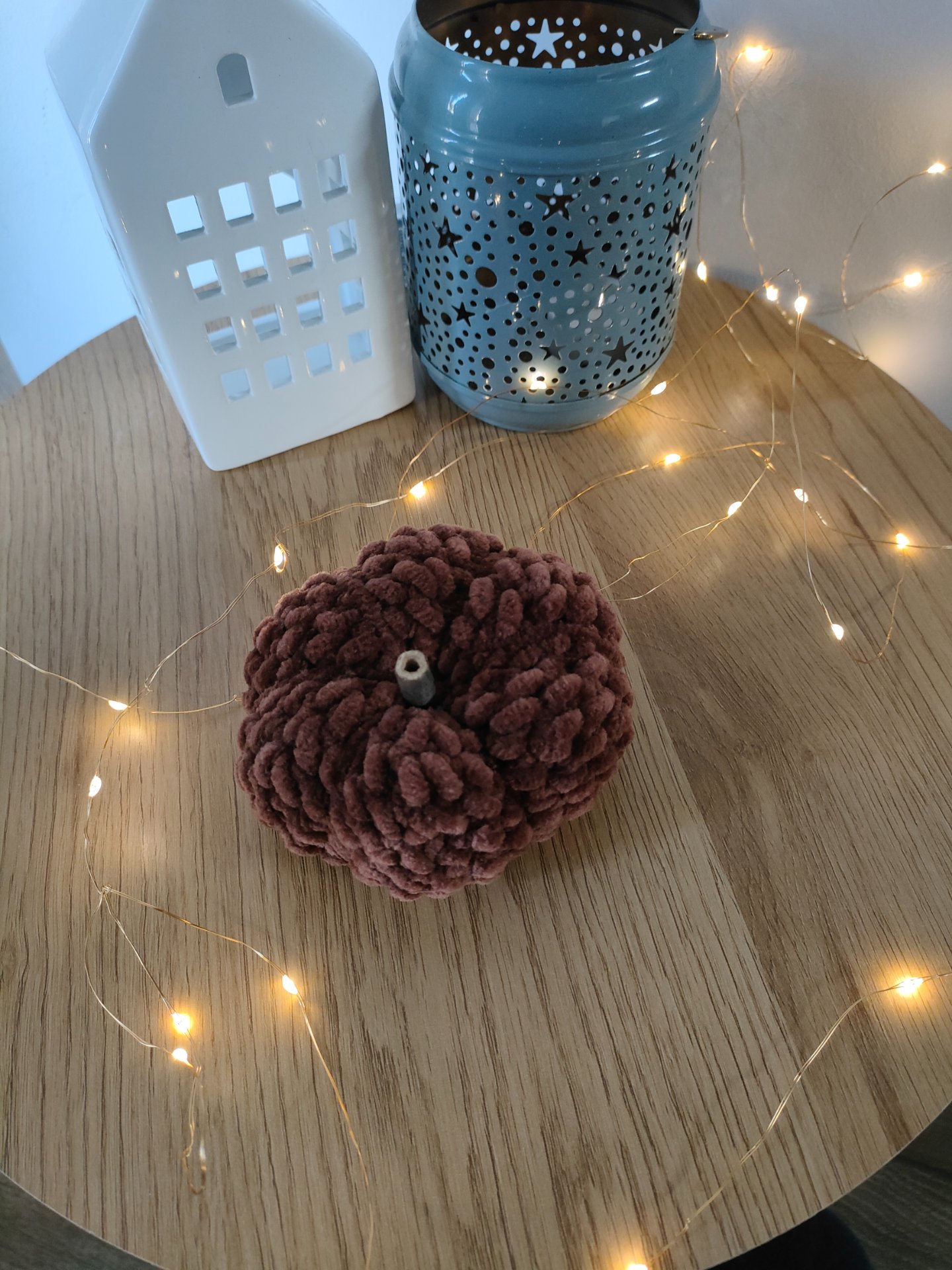 Horgolt tök zseníliafonalból, fa száracskával (10 cm)