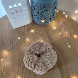Horgolt tök zseníliafonalból, fa száracskával (10 cm)