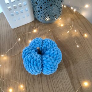 Horgolt tök zseníliafonalból, fa száracskával (10 cm)