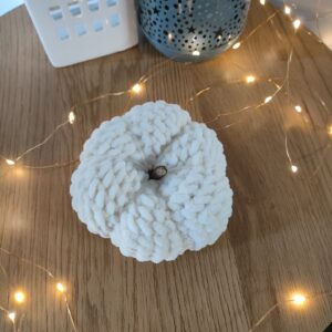 Horgolt tök zseníliafonalból, fa száracskával (10 cm)