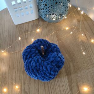 Horgolt tök zseníliafonalból, fa száracskával (10 cm)