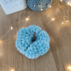 Horgolt tök zseníliafonalból, fa száracskával (10 cm)