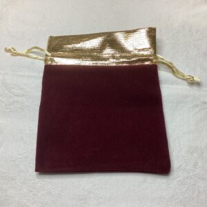 Bársony ajándék tasak, karkötőkhöz 9×9 cm