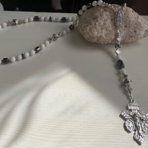 Ásványi és kerámia gyöngyből készült rózsafüzér