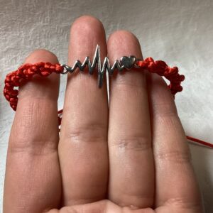 Szeretet & Életöröm Makramé Karkötő – Piros, Szív EKG Mintával