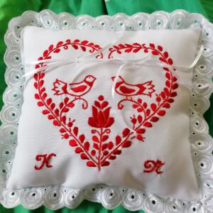 Szivecskés gyürüpárna